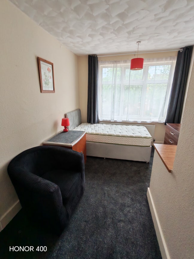 Nice bright room in friendly quiet house. Main Photo