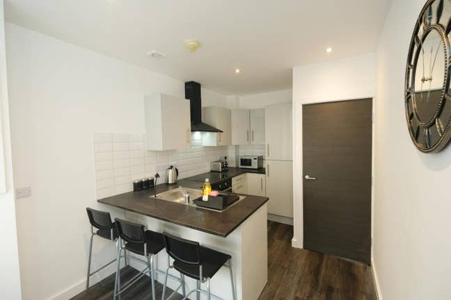 Modern 2-bed flat in L8, close to city Main Photo