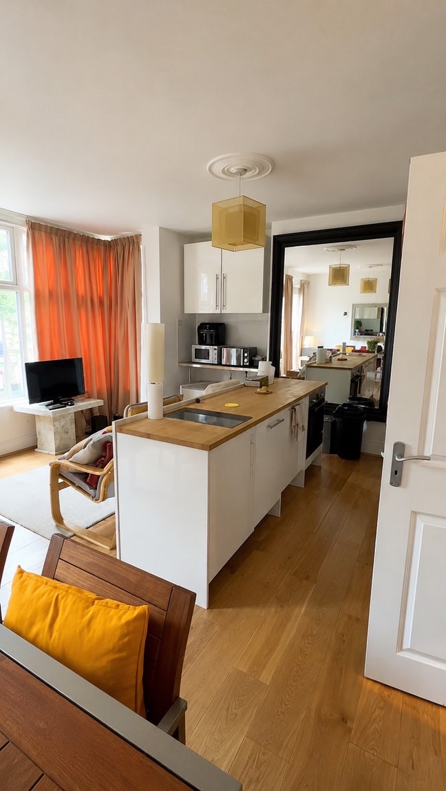 Chiswick Spacious Loft Room - great links! Main Photo
