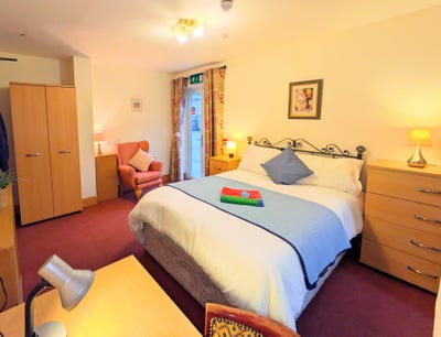 Ensuite rooms for peaceful adults in ex-hotel Main Photo