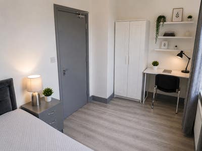 Bright Modern Small Double Room with Workspace Main Photo