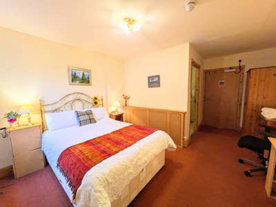Ensuite rooms for peaceful adults in ex-hotel Main Photo