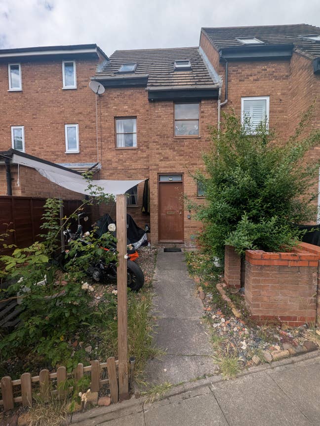 Double Room+ Private Shower- Friendly House in E14 Main Photo