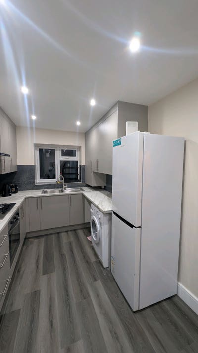 1Double Bedrooms for Female preferred  Main Photo