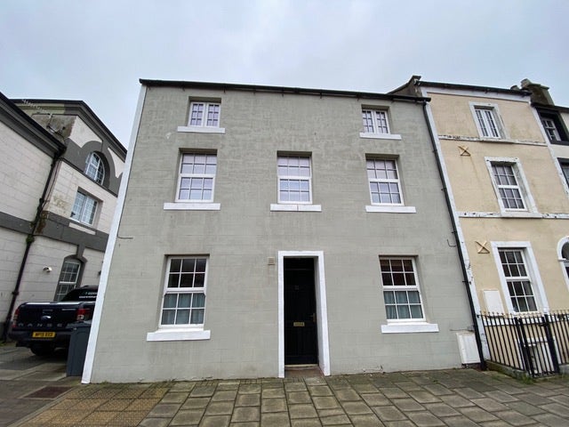 Double bed available in professional house share Main Photo