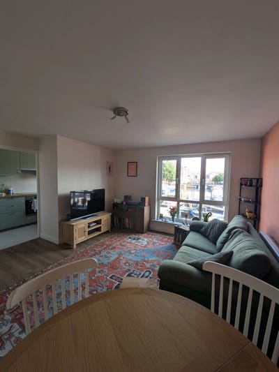 Single room in waterfront flat Main Photo