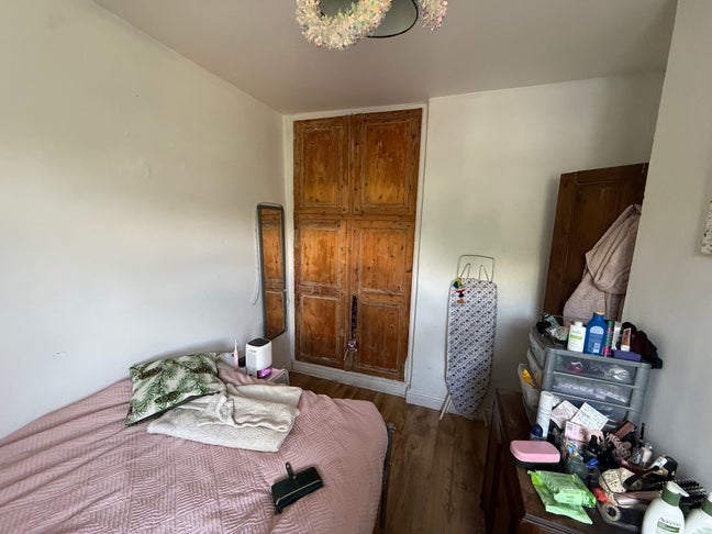 Bright, Cozy Double Room in Central Redruth – Bill Main Photo
