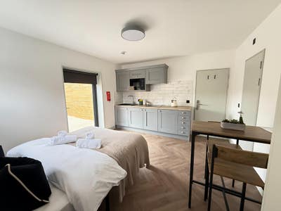 Luxury En-Suite Room with Kitchenette & Garden Main Photo