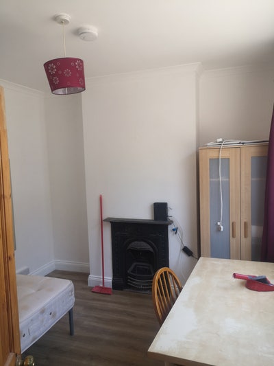 Room in shared house Main Photo