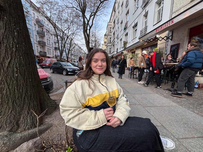 Friendly Professional Looking for a Social Flat Main Photo