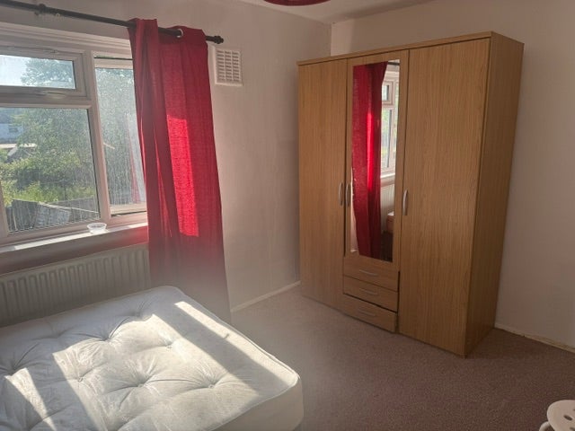 Lovely Room in shared House Main Photo