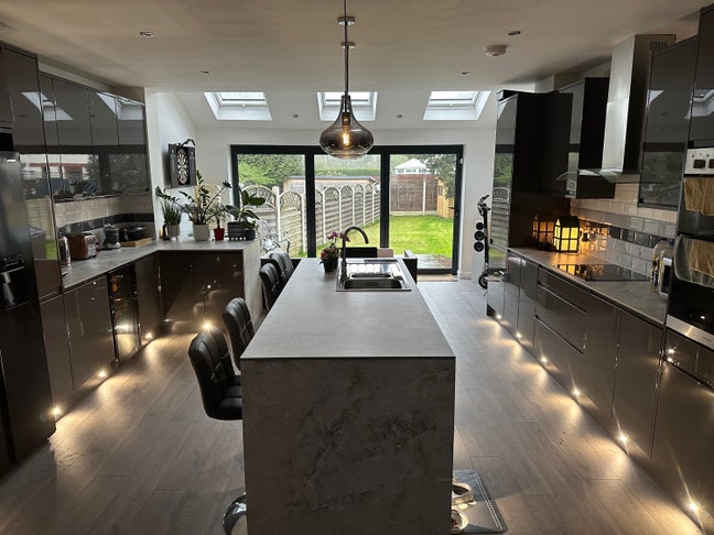 Double room in new build home Main Photo