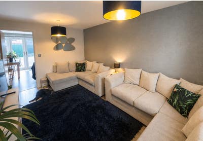 Double room in professional female house share Main Photo