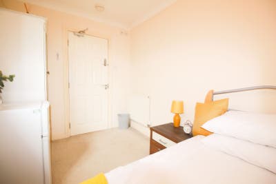 Single Room -All bills included, Monthly Cleaning Main Photo