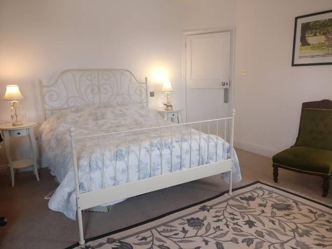 Huge double bed sitting room in a detached house Main Photo