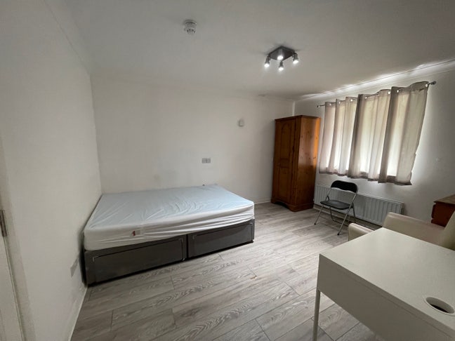 Double En-Suite near Andover Train Station Main Photo