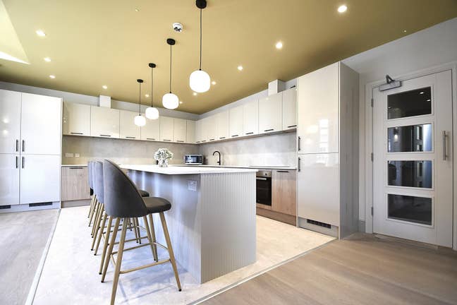 🌟 Final Luxury Rooms in the Heart of Newport  Main Photo