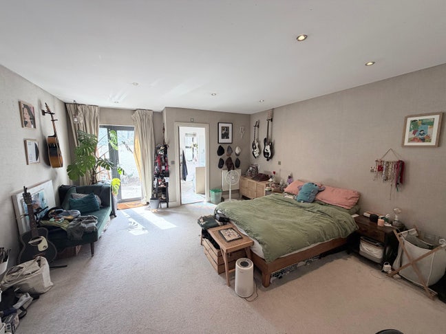Large en-suite room in gated street in Islington Main Photo