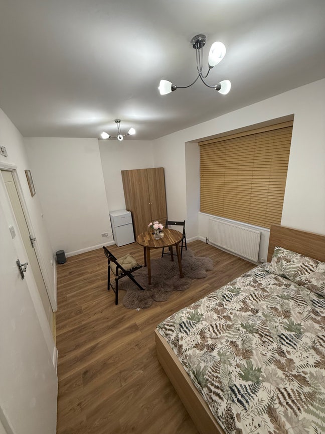 Modern Cosy En-suite Studio Main Photo