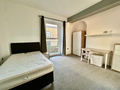 Large Ensuite Room in Centre of Huddersfield Main Photo
