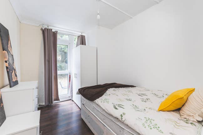Private Garden Room / East Putney Tube Station  Main Photo