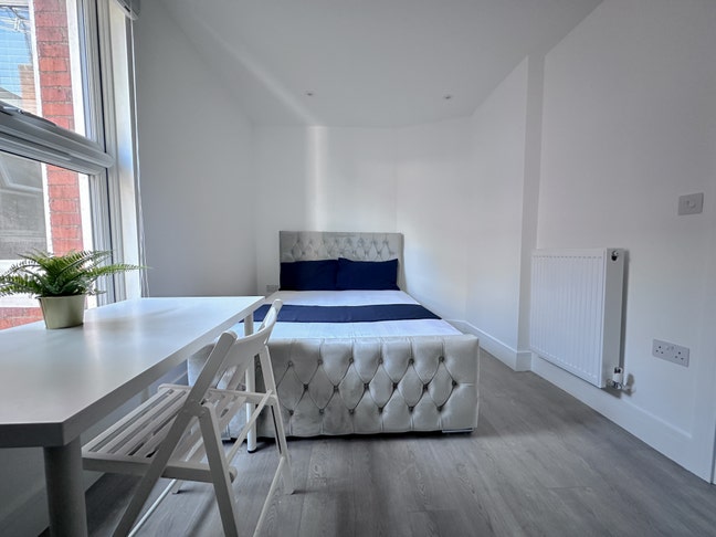 Large Double Room Close to Bakerloo & Overground Main Photo