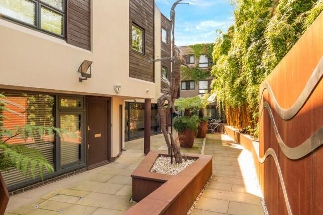 Room in stunning 2b/2b with balcony✨ Main Photo