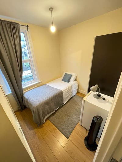 Single Room with Separate Office or Storage Room Main Photo