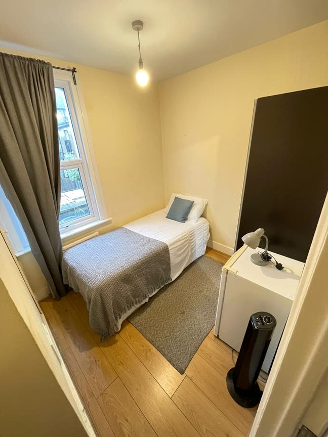 Single Room with Separate Office or Storage Room Main Photo