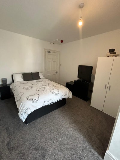 3 Newly Refurbished Rooms to Rent Main Photo