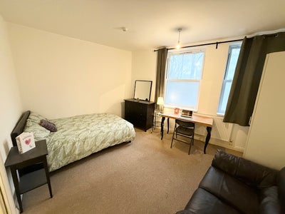 Ensuite Couples Double in a three bed apartment  Main Photo