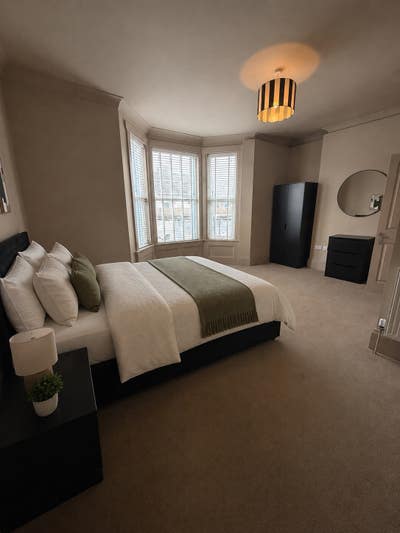 Stunning, Newly Refurbish 5-Bedroom En-suite Main Photo