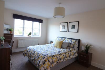 🏡 HUGE En Suite & Double Room Avail August!  Main Photo