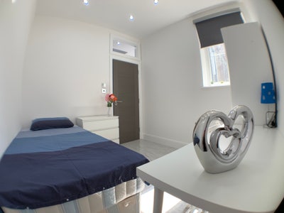 Modern Single Ensuite Room in NW10 Main Photo
