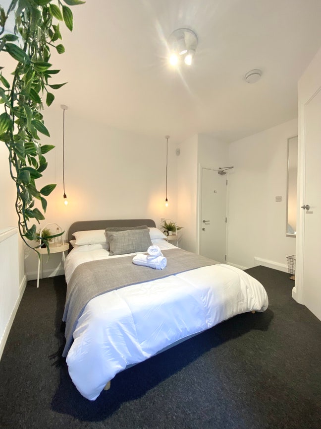 Modern Double En Suite Room in Halifax Main Photo