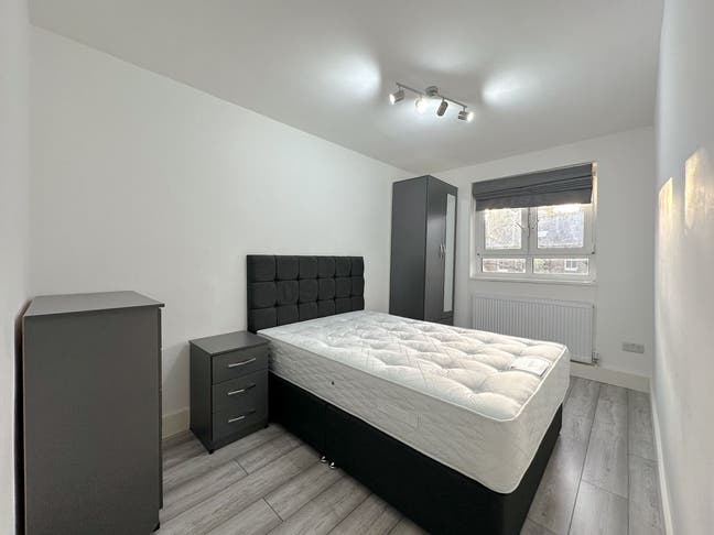 Double Bedroom - West Ken Ready July 1St  Main Photo