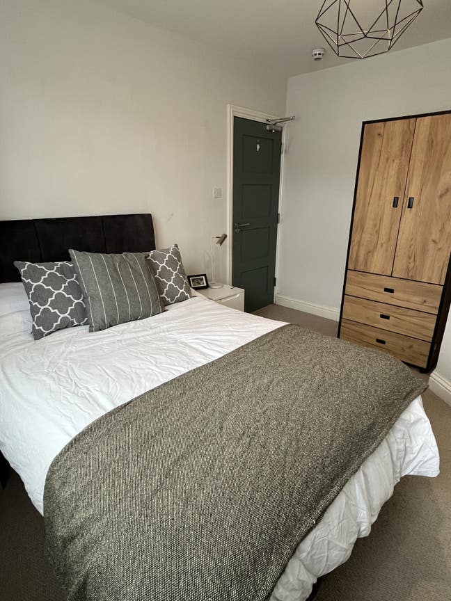 Bright Ground-Floor Ensuite Double Room Morden Main Photo