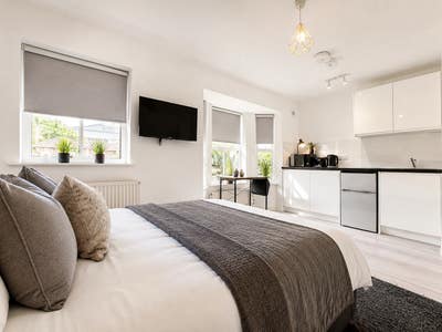 Ensuite Studio Room In Hampton Main Photo