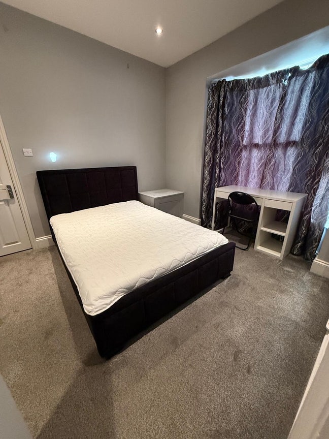 Double room with en-suite available now Main Photo