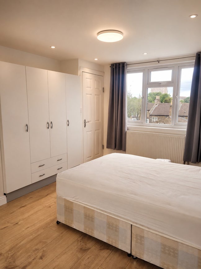 🌟 Loft Studio Flat Available – N18  –  Bills Inc Main Photo