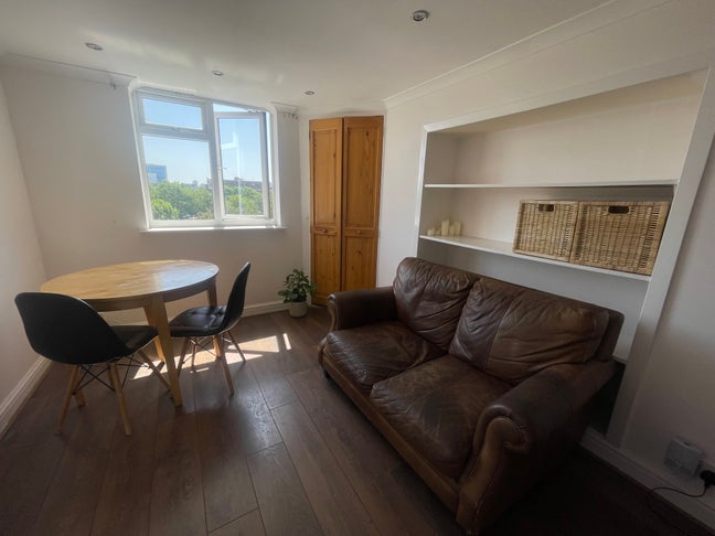 Seeking female flatmate top floor apartment Main Photo