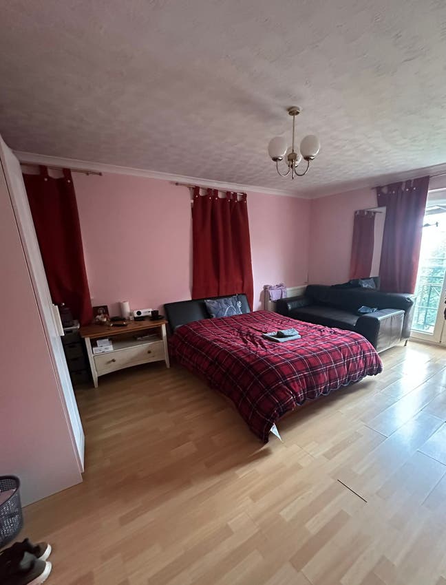 Double bedroom with private Bathroom Available Main Photo