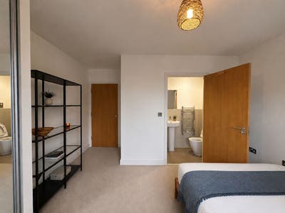 Modern En-Suite with Living Room | Bermondsey Main Photo