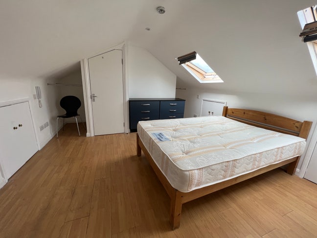 Modern Studio with Private Kitchen – W10 Main Photo