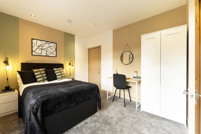 Spacious Ensuite Room - all bills included! Main Photo