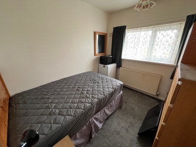 Town Centre Rooms  Next to Train Station  Main Photo