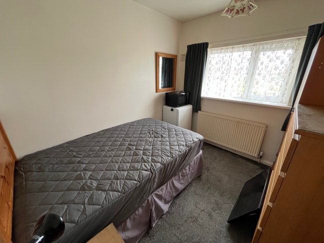 Town Centre Rooms  Next to Train Station  Main Photo