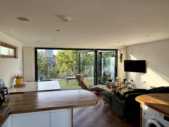 Huge double room with en-suite and balcony Main Photo