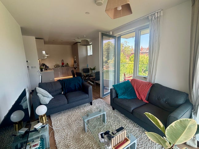 Flatshare Available - Double Room + Own Bathroom Main Photo