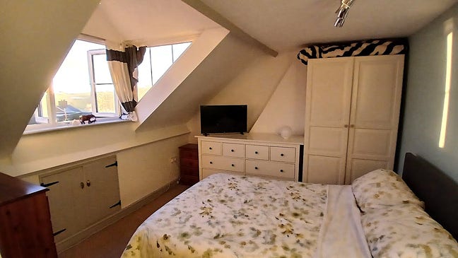 Bright & Airy Room in Large Terraced House  Main Photo